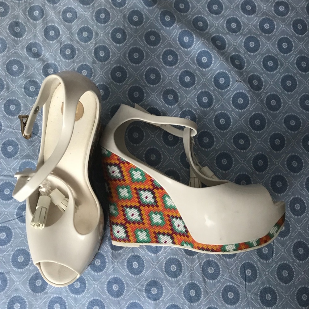 Melissa wedges in white with orange pattern